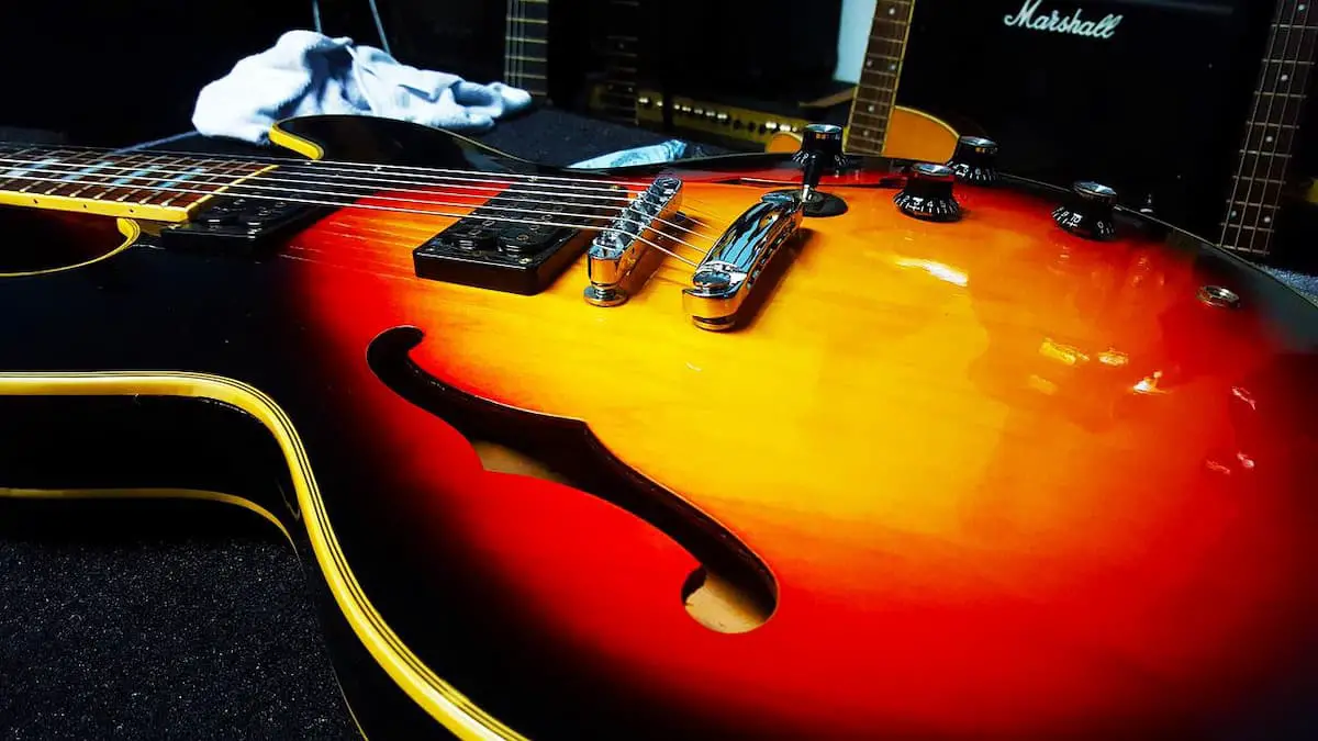 What Are The Best Strings For A Gibson ES 335? Quick Guide – Monlea